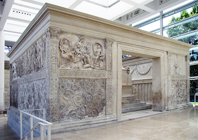 Ara Pacis. Roma. Una delle porte