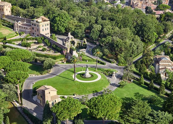 Giardini Vaticani: Vista Aerea con Monumento a San Pietro, Casa del Giardiniere e Monastero Mater Ecclesiae